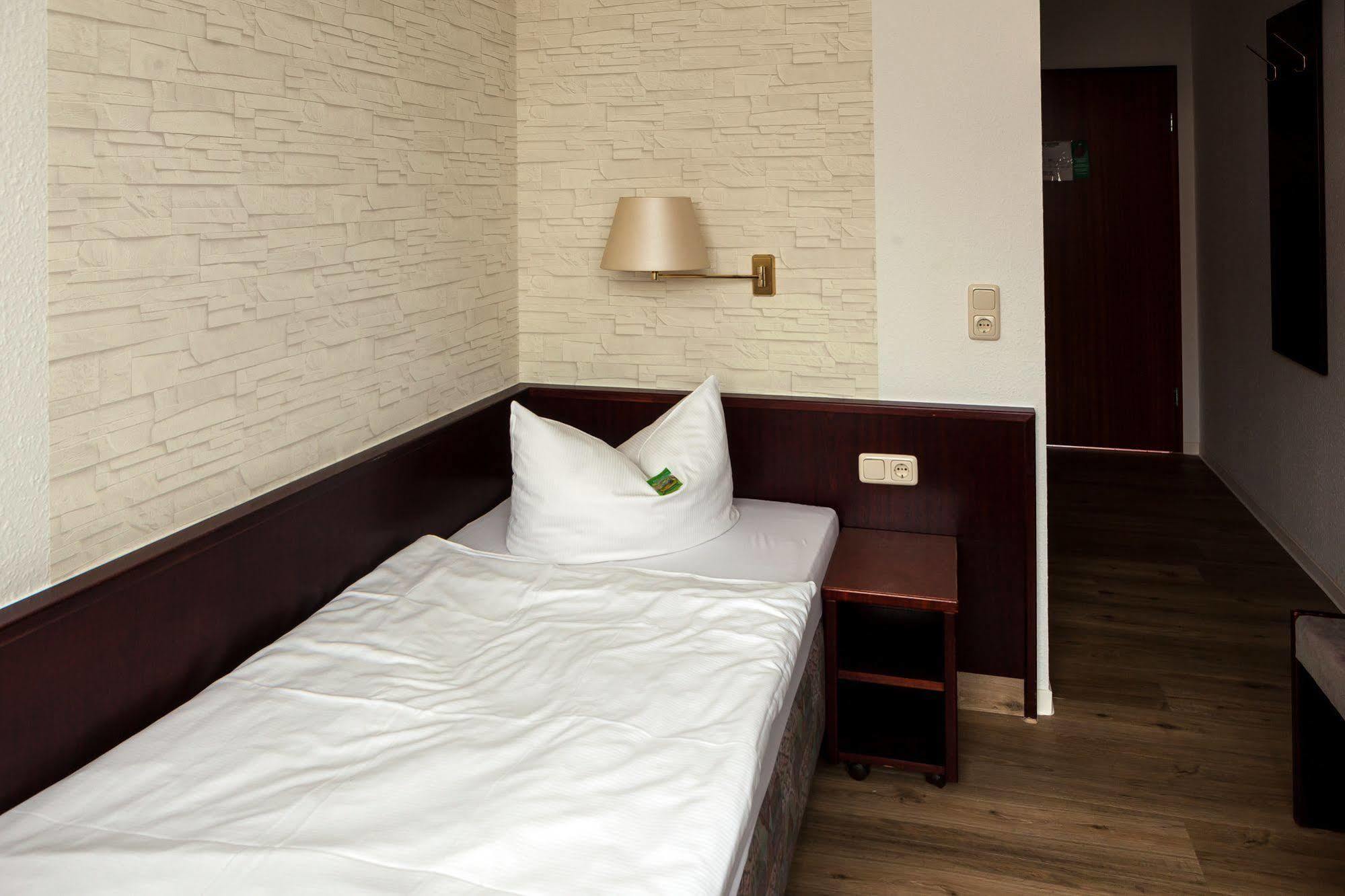 Hotel Anhalt Кётен Экстерьер фото